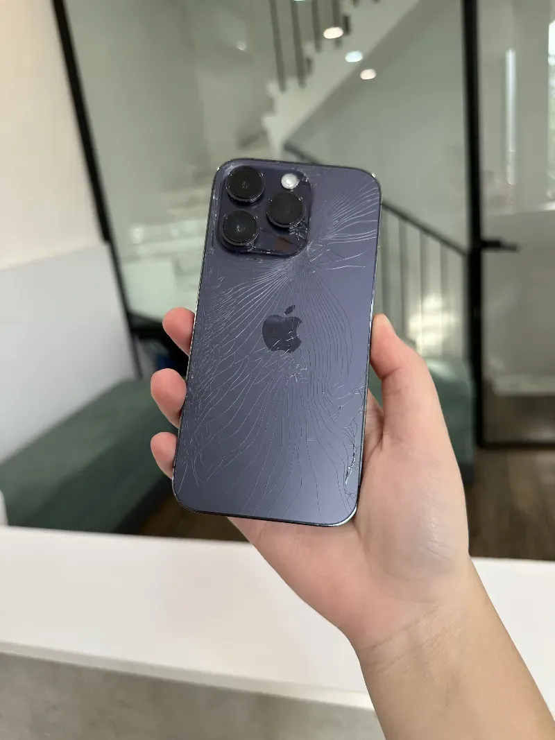 K&iacute;nh lưng iPhone 14 Pro Max trước khi được thay