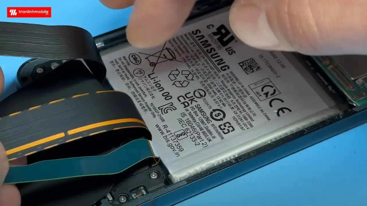 Quy trình thay Pin Samsung Galaxy S22+ , S22 Plus 5G tại Trần Linh Mobile