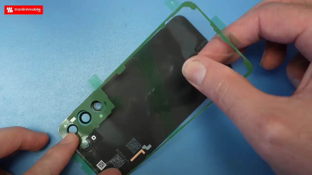 Thay kính lưng Samsung Galaxy S22 chính hãng