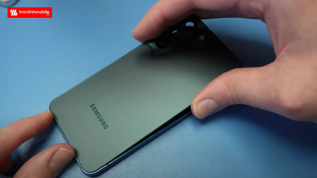 Thay kính lưng Samsung Galaxy S22 lấy ngay tại Trần Linh Mobile
