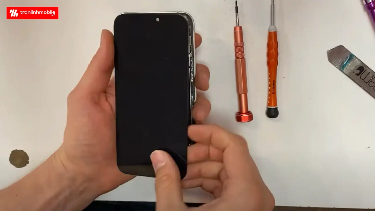 Thay ép mặt kính iPhone 12 chính hãng