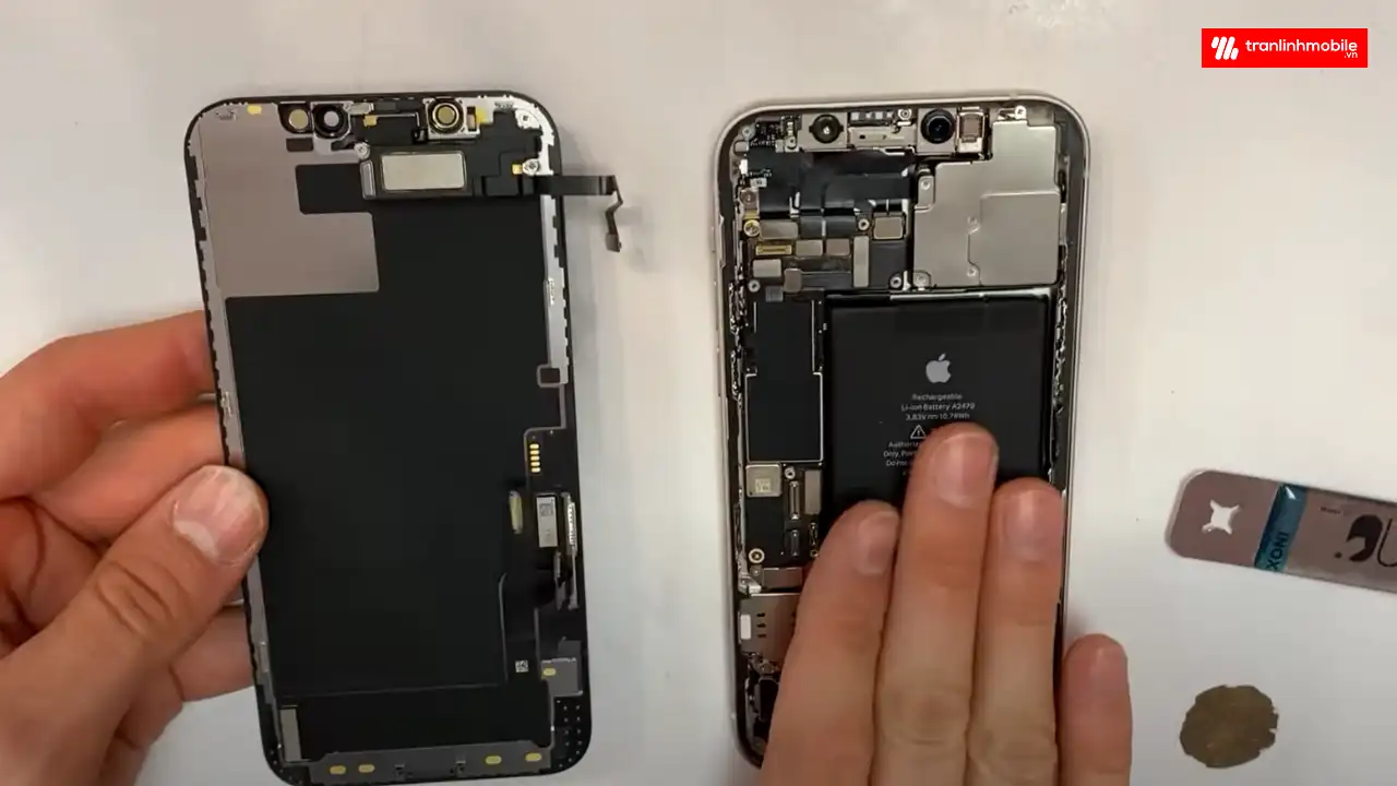 Quy trình thay ép mặt kính iPhone 12 lấy ngay tại Trần Linh Mobile