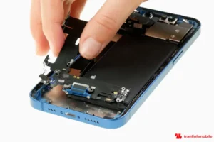Dịch vụ thay cáp chân sạc iPhone 13 Mini lấy ngay, uy tín hàng đầu tại Trần Linh Mobile