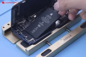Thay Pin iPhone 13 Mini để đảm bảo hiệu suất như ban đầu