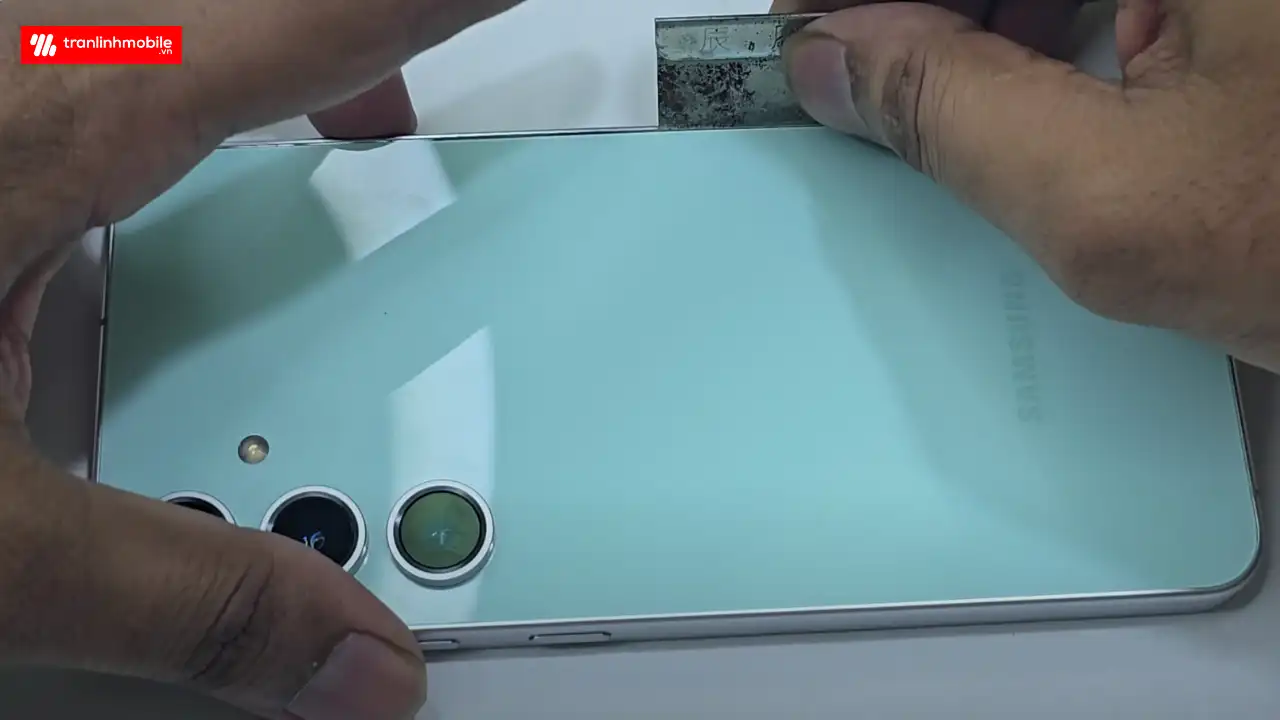 Thay kính lưng Samsung Galaxy S24 FE chính hãng