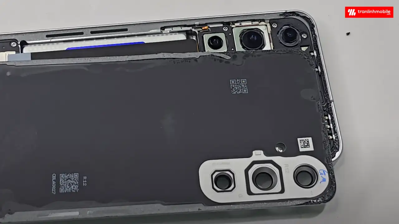 Quy trình thay kính lưng Samsung Galaxy S24 FE lấy ngay tại Trần Linh Mobile