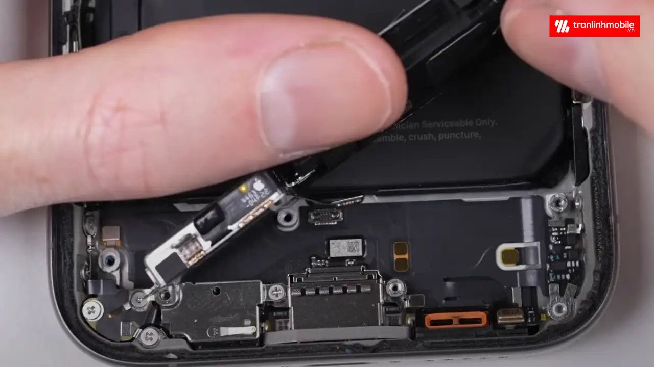 Quy trình thay chân sạc Samsung Galaxy S24 lấy ngay tại Trần Lình Mobile