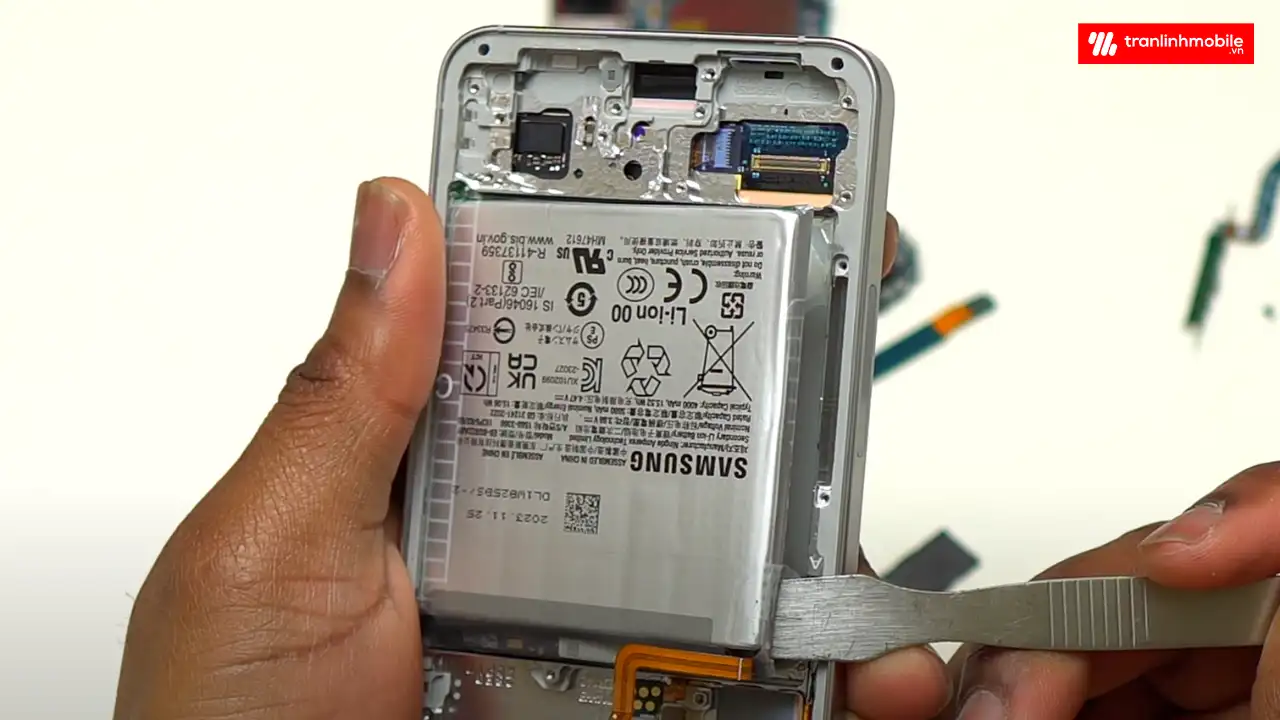 Quy trình thay Pin Samsung Galaxy S24 lấy ngay tại Trần Linh Mobile