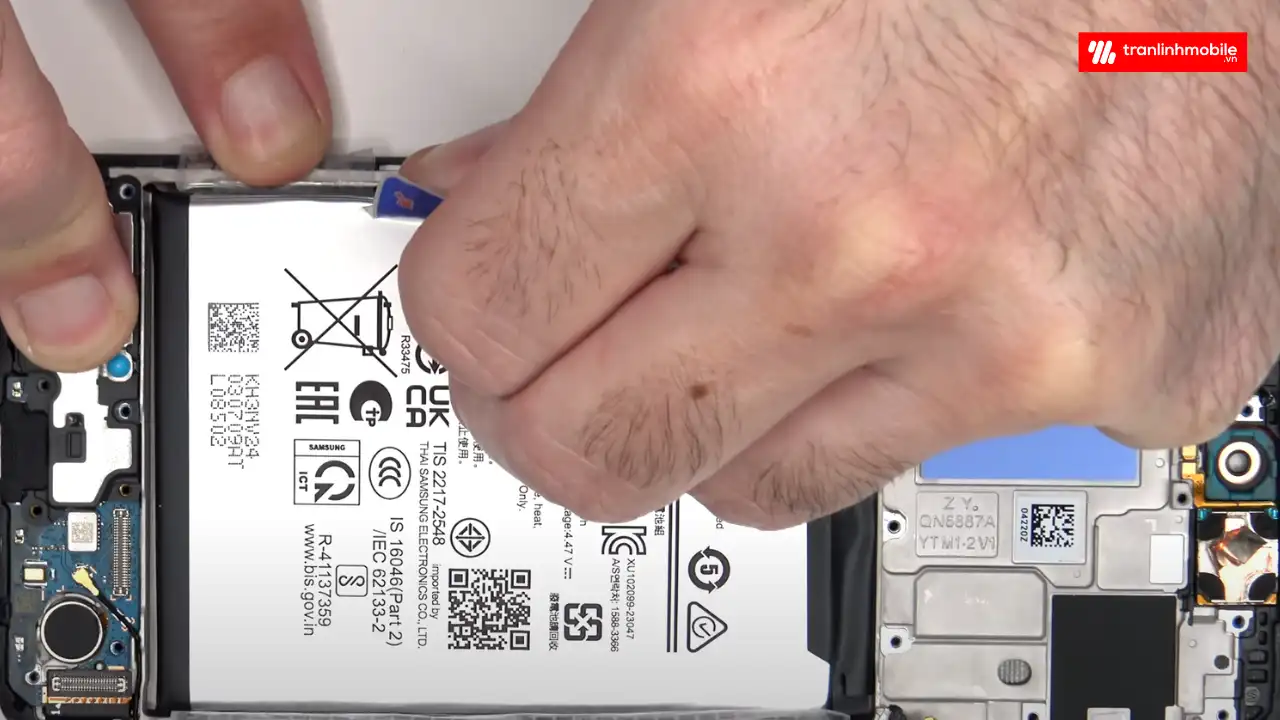 Quy trình thay pin Samsung Galaxy M55 lấy ngay tại Trần Linh Mobile