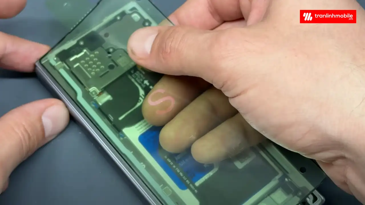 Thay màn hình trong Samsung Galaxy Z Fold 6 chính hãng