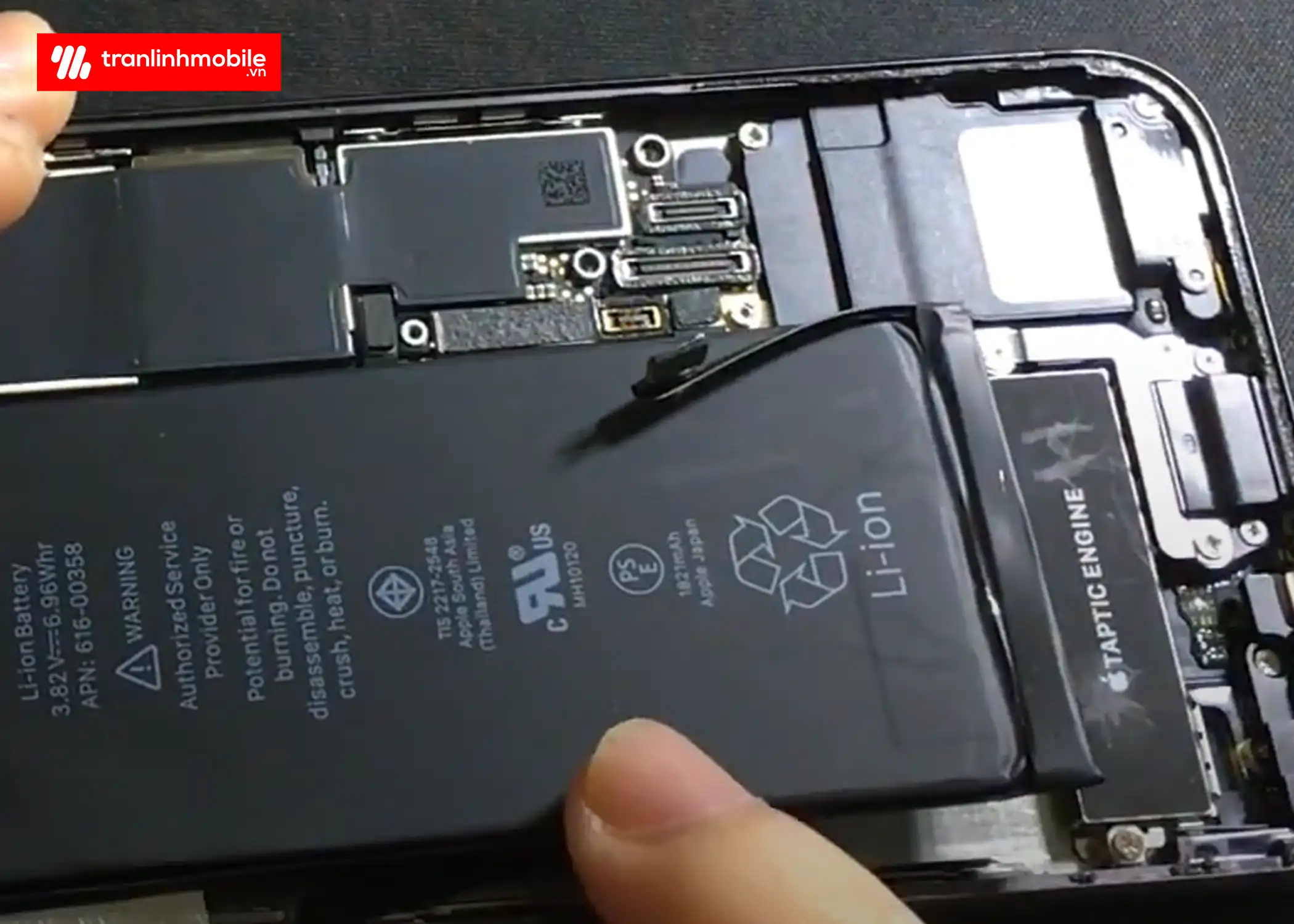Quy trình thay Pin iPhone 8 tại Trần Linh Mobile